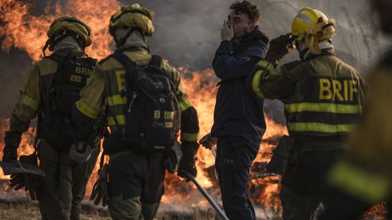 Los bomberos durante las labores de extinción del incendio que afecta este miércoles al municipio de Monterrei (España).&nbsp;