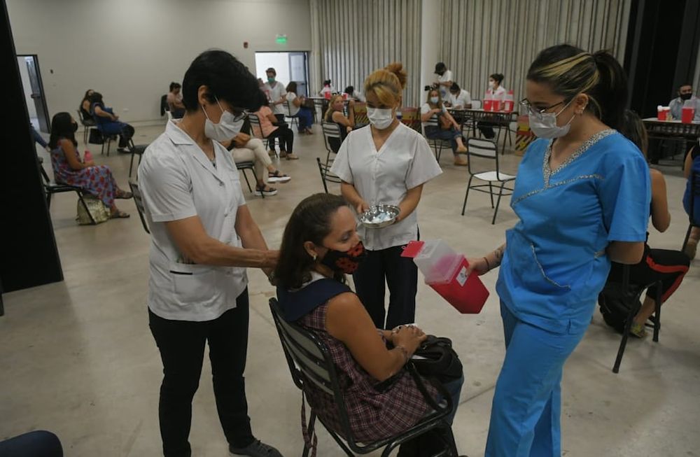 En el Estadio Aconcagua Arena comenzó la vacunación para docentes, como parte de la campaña para combatir la pandemia de Covid-19. El Ministerio de Salud local inoculará a las maestras con la vacuna Synopharm. | Foto: Ignacio Blanco
