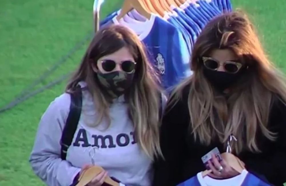 Dalma y Giannina, hijas del 10, estuvieron presentes en el homenaje del Lobo a su exDT.