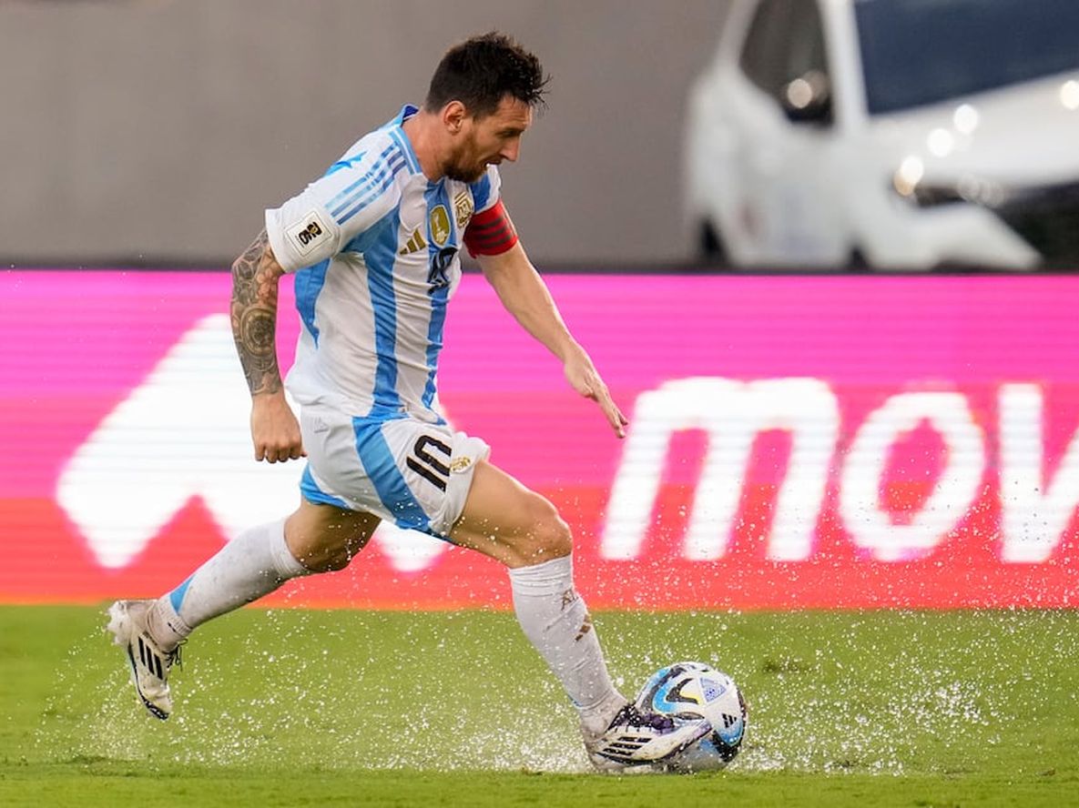 El capitán de Argentina, Lionel Messi, lleva la pelota en el partido contra Venezuela por las eliminatorias para el Mundial 2026 en Maturín, Venezuela, jueves 10 de octubre de 2024. (AP Foto/Ariana Cubillos)