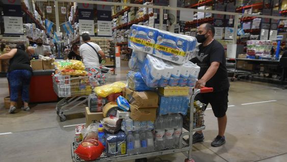 Un informe privado revela que se requieren dos salarios promedios para cubrir la Canasta Básica Total, más gastos habituales. Foto: Orlando Pelichotti / Los Andes