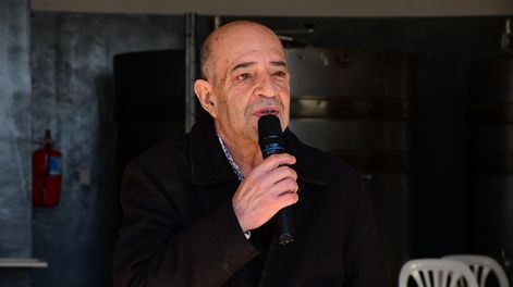 Roberto Castro, enólogo y socio del proyecto, celebra la concreción de la fábrica tras un año de trabajo y ensayos.
