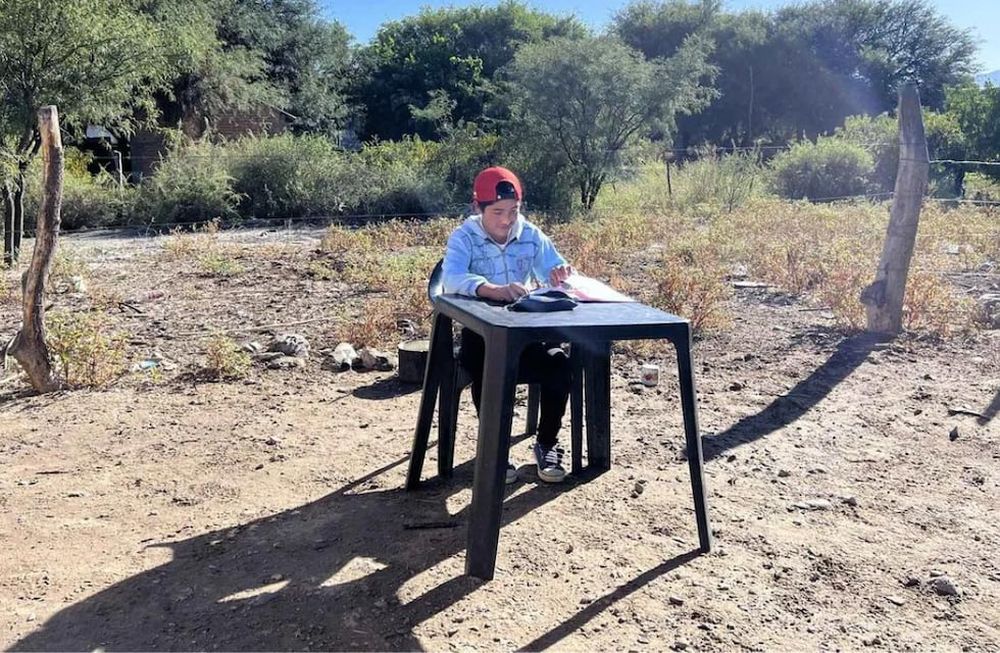 El adolescente aprovecha el calor del sol antes de que las bajas temperaturas lo refugien en su casa, sin servicios públicos. Foto: La Nación