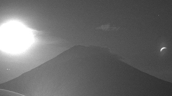 Captura del momento en el que la luna se asoma al volcán popocatepetl.