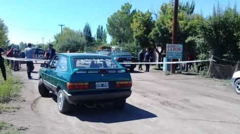 Los Andes | La escena. El negocio de la víctima, conocido como Aarón, donde la ultimaron ayer. Intenso trabajo de la Policía en el lugar. Foto: Gentileza FM Viñas