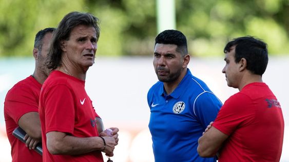 Rubén Insúa, el entrenador de San Lorenzo, junto con el manager Néstor Ortigoza y el colaborador Roberto Luis Oste. (Prensa San Lorenzo)