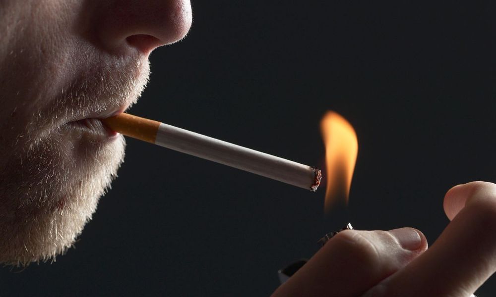 Fumar cigarrillo. Fuente: Canva