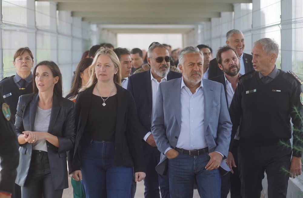Mercedes Rus, Hebe Casado, Alfredo Cornejo y Eduardo Orellana en una recorrida por el Complejo Almafuerte. Prensa Gobierno