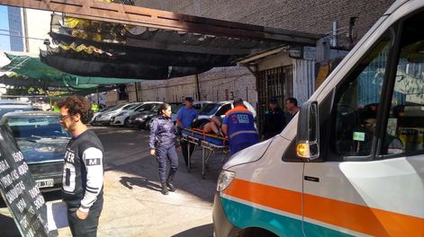 El rescate de la mujer que se tiró del edificio de la Liga Mendocina de Fútbol. Foto: Diario los Andes