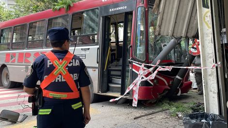 Los Andes | Córdoba: un colectivo sin chofer embistió a dos personas e impactó contra un quiosco sobre bulevar Chacabuco e Illia. (Pedro Castillo / La Voz)