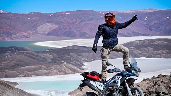 El motociclista cordobés Ricardo Lorenz, conocido como “Yago por América”, comentó en Aconcagua Radio, su recorrió de 100.000 kilómetros en una motocicleta, donde atravesó rutas de alta exigencia y fue sometida durante dos años.