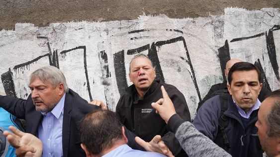 Protesta de colectiveros. Así fue la agresión a Sergio Berni. (Maxi Failla/ Clarín)