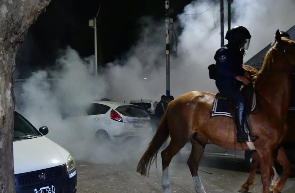 El duelo entre el Lobo y el Xeneize quedó suspendido por un enfrentamiento entre hichas y socios en las afueras del Bosque luego de que se cerraran las puertas por alcanzar el límite de capacidad. / Gentileza.