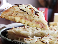No hace falta ir a la pizzería para disfrutar de esta rica fugazzeta. No hace falta ir a la pizzería para disfrutar de esta rica fugazzeta.