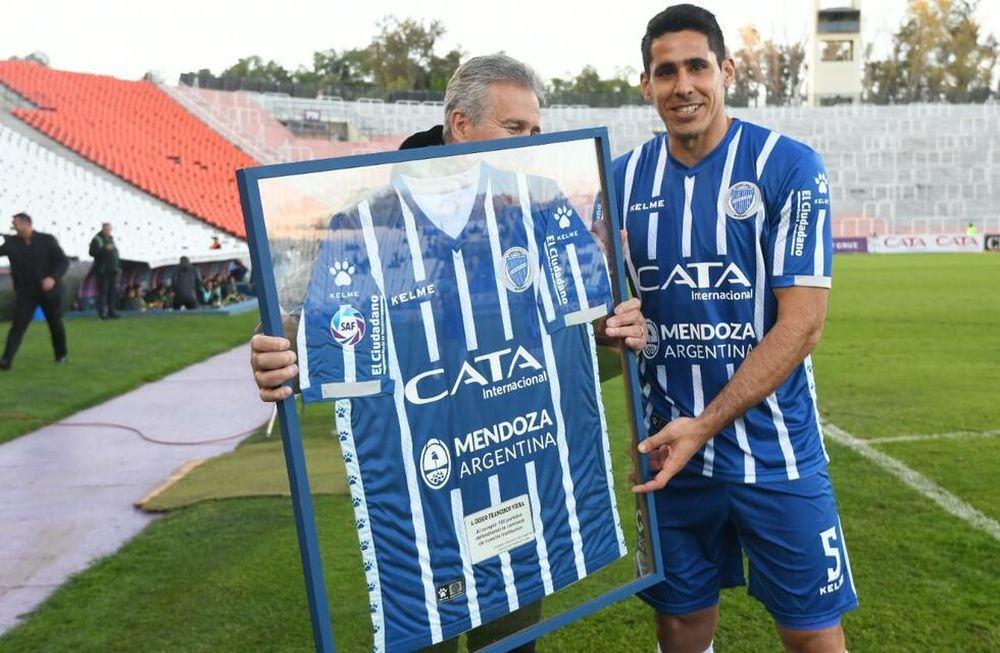 Diego Viera llegó a los 100 partidos y fue reconocido