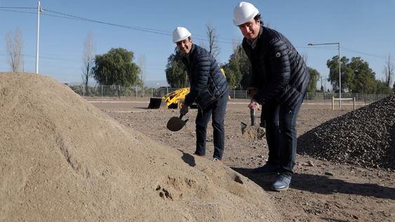 Julián Groisman, vicepresidente ejecutivo de Grupo Presidente, y Maximiliano Gabrielli, secretario de Hacienda y Administración de Maipú, en la palada inaugural de la construcción de una planta en el Parque Industrial de ese departamento