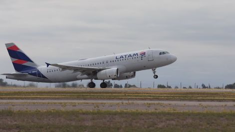 Los Andes | Vuelo de avión de Latam en aeropuerto de Mendoza. Foto: Claudio Gutiérrez / Los Andes