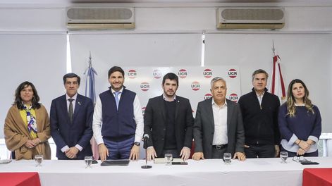 El gobernador Alfredo Cornejo y sus pares Maximiliano Pullaro (Santa Fe), Leandro Zdero (Chaco) y Carlos Sadir (Jujuy) se reunieron con el presidente de la UCR nacional, Leonel Chiarella.&nbsp;