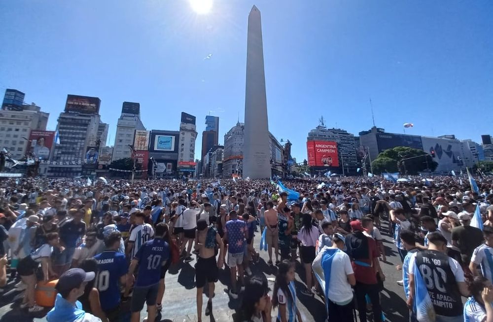 ARGENTINA CAMPEÓN GENTE SE JUNTA PARA VER LA CARAVANA EN EL OBELISCO PLAZA DE MAYO Y EZEIZA AFAFOTO CLARÍN