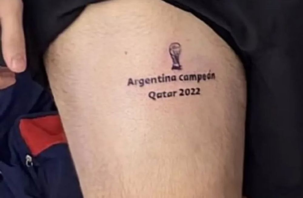 El usuario de TikTok, Juanidevido, compartió un video en el que muestra un tatuaje alentando al seleccionado argentino. Foto: Web