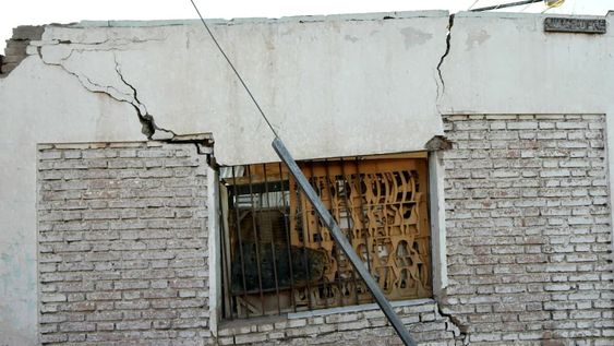 Defensa Civil debió intervenir en casas con paredes agrietadas de Guaymallén, Godoy Cruz y Las Heras; y debió evacuar a familias de los primeros dos departamentos. Foto: Orlando Peliochotti / Los Andes.