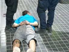 Detuvieron a un hombre con antecedentes por robar un matafuegos en una de las torres Procrear