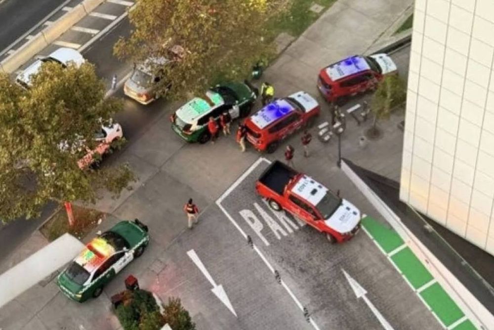 En Las Condes, una niña de 2 años cayó de un piso 11 y murió: ventana sin malla, alcohol, una siesta y un padre detenido
