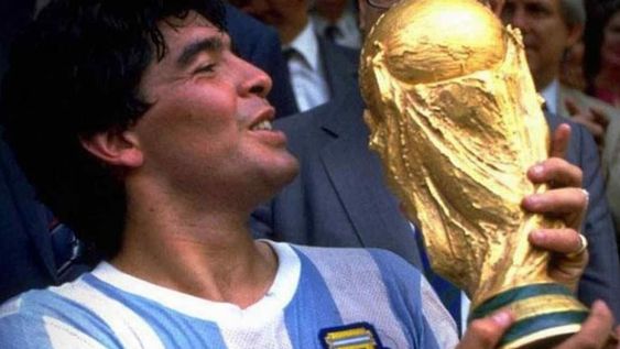 Diego Maradona con la Copa del Mundo en México 1986 (Foto: AP / Archivo).