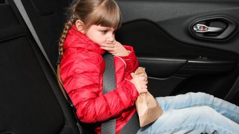 Una de las soluciones para evitar los mareos en el auto es mantener la cabeza apoyada y lo más recta posible. Imagen ilustrativa / Web