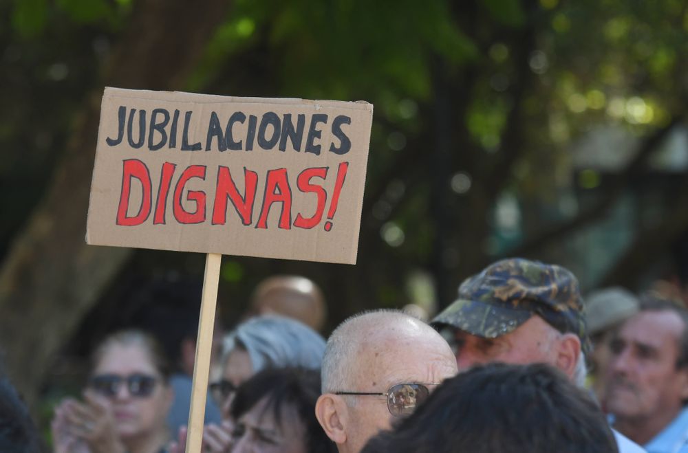 Jubilados marchan en Mendoza con apoyo de estudiantes y sindicatos. Foto: Ramiro Gomez. 