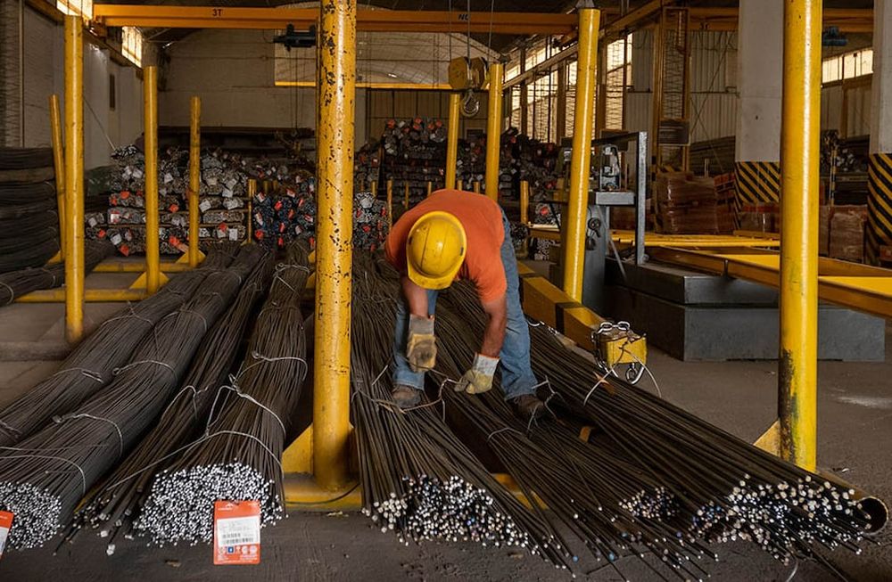 Ante la falta de insumos, las empresas deben adaptarse para continuar con su actividad. Foto: Ignacio Blanco / Los Andes