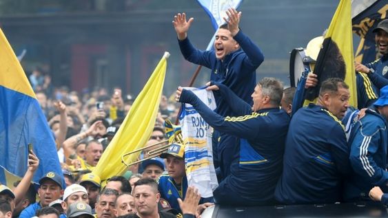Una multitud acompañó a Juan Riquelme en el banderazo que se hizo en los alrededores de La Bombonera. / Genitleza.