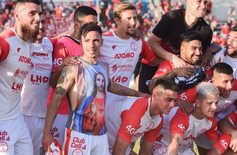 Festejo. Huracán Las Heras venció 1-0 a Sansinena en la cancha de Argentino, quedó a tiro del objetivo de mantener la categoría y lo celebra con todo su público. Foto: Mariana Villa / Los Andes