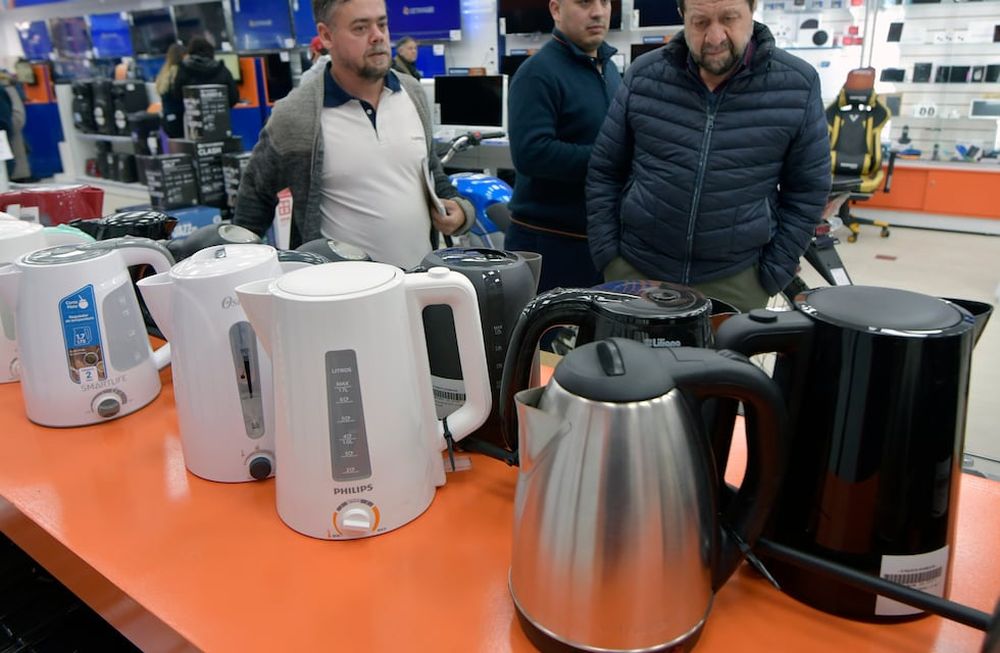 Como el deterioro del poder adquisitivo complica acceder a bienes como un vehículo, muchos compran electrodomésticos para resguardar su dinero. Foto: Orlando Pelichotti / Los Andes