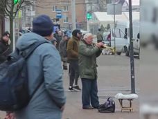 El inesperado compañero de un músico callejero que tocaba su trompeta.
