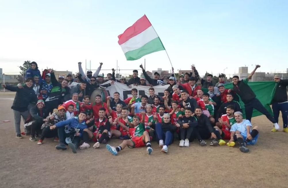 Festejo beltranino. Tras la victoria sobre Ferroviario, Jugadores, cuerpo técnico e hinchas festejaron a más no poder un nuevo título del ascenso.