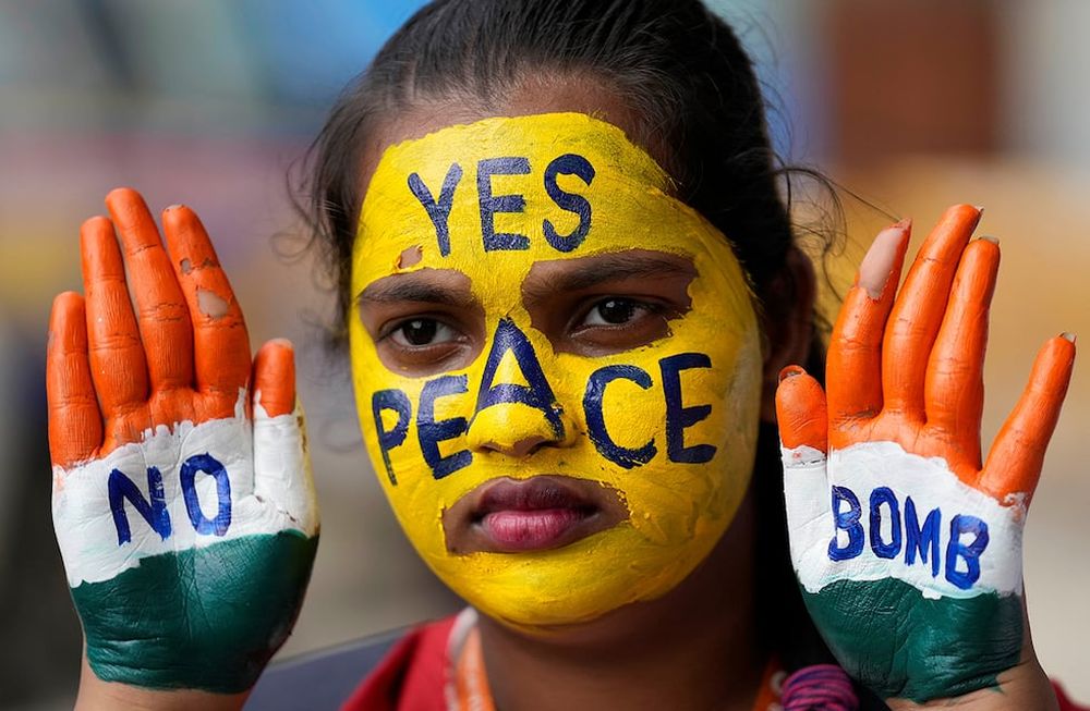 Estudiante participa en una manifestación por la paz para conmemorar el aniversario del bombardeo atómico de Hiroshima y Nagasaki en la Segunda Guerra Mundial en Mumbai, India, el sábado 6 de agosto de 2022. (AP)