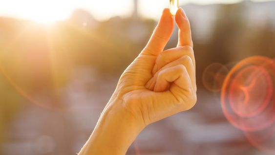 Los adultos mayores pueden tener un riesgo mayor de deficiencia de vitamina D, ya que con el envejecimiento disminuye la capacidad de sintetizarla en la piel a una tercera parte de lo que se podía en la juventud.