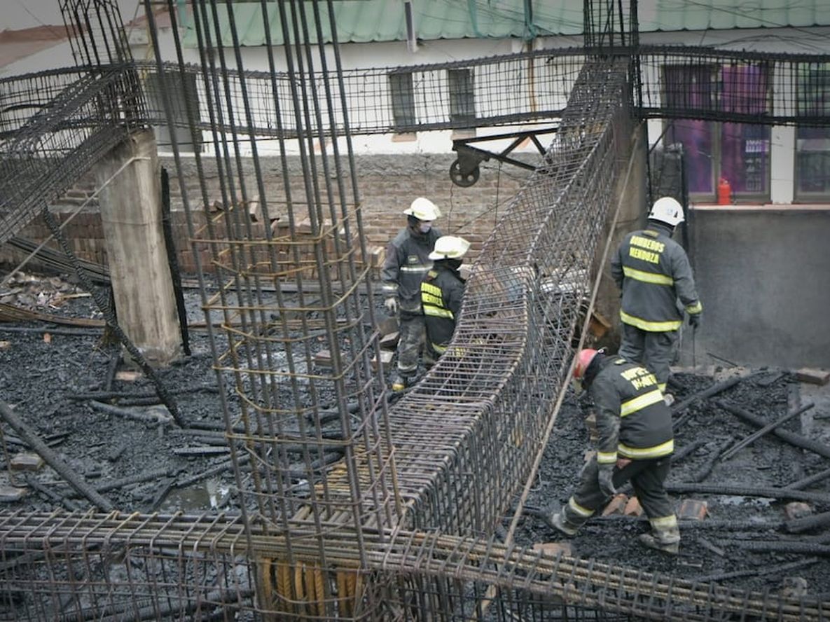 Así quedó el edificio incendiado en avenida Colón de la Ciudad de Mendoza. Bomberos continuaban trabajando en la mañana del lunes. Orlando Pelichotti / Los Andes