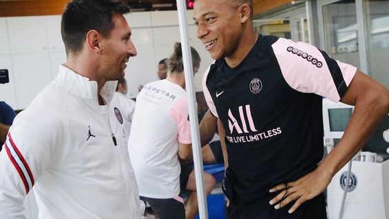 Messi junto a Mbappé en su primer entrenamiento en el club francés. (Prensa PSG). Messi junto a Mbappé en su primer entrenamiento en el club francés. (Prensa PSG).
