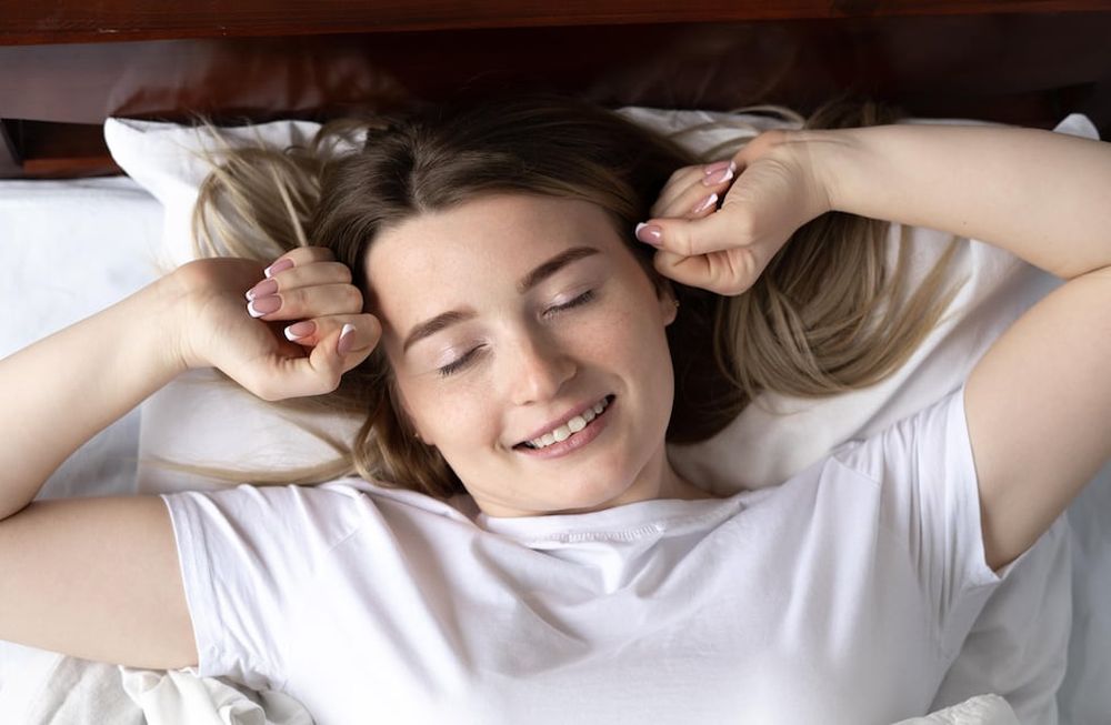 Una sencilla y efectiva estrategia para un buen descanso es establecer un horario fijo para acostarse y levantarse: los cambios constantes en los horarios de sueño aumentan la probabilidad de desarrollar dificultades crónicas. Foto: 123RF SALUD