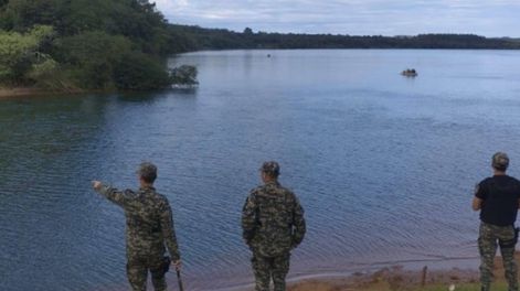 Tragedia en Misiones: una familia intentó cruzar a Paraguay en una canoa, murió una niña y el padre está desaparecido.