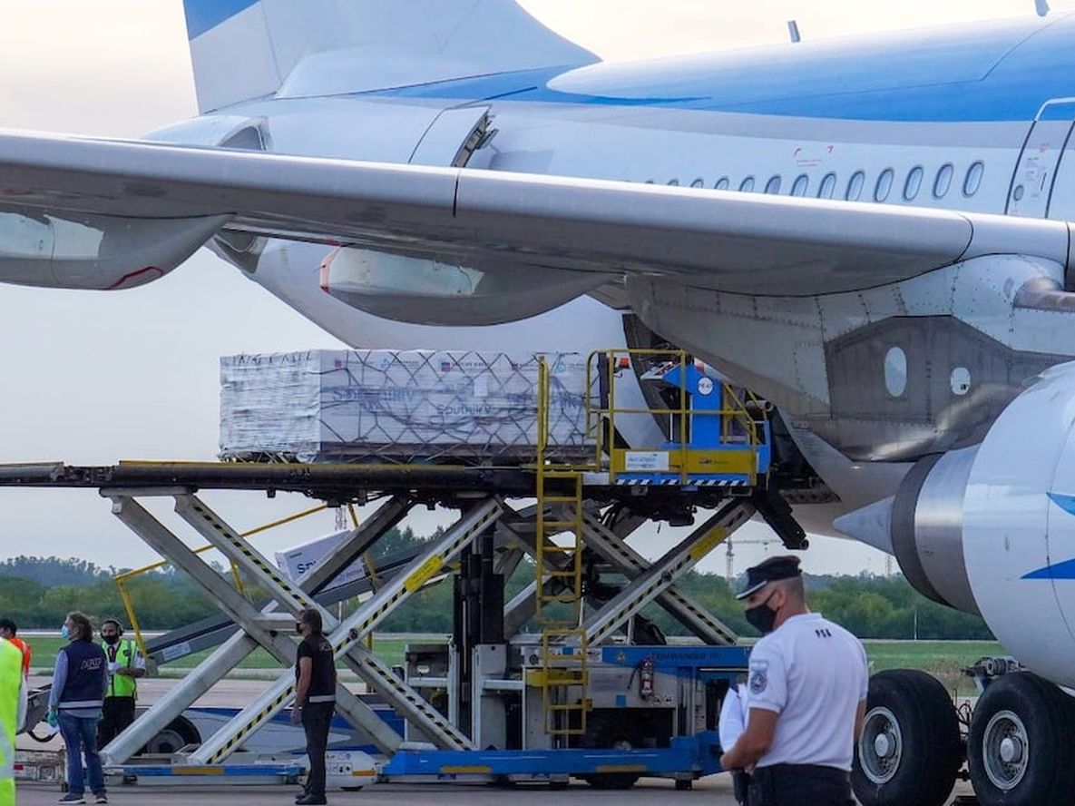 Llegada de las vacunas Rusas Sputnik V al aeropuerto de Ezeiza. Foto: Clarín