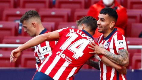 Angelito Correa festeja junto al otro goleador de la tarde en Madrid.