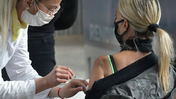 La directora de inmunizaciones de la provincia desmintió la información del mensaje que se hizo viral.  Foto: Orlando Pelichotti / Los Andes