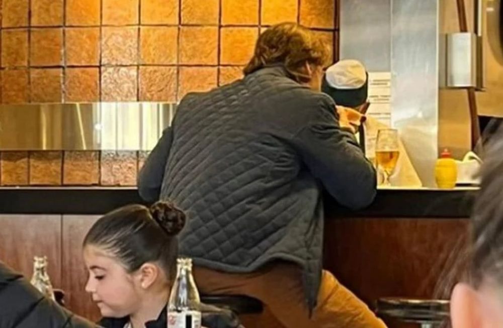 Luis Lacalle Pou fue captado por vecinos de Montevideo en el restaurante La Pasiva de Carrasco. Foto: @LaBarraPositiva