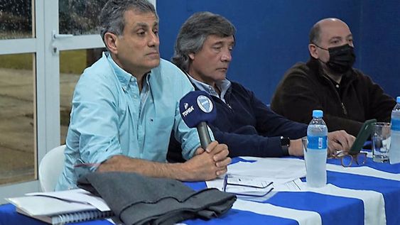 Reunión. El lunes por la noche, en la sede del club, la actual Comisión Directiva dialogó con un numeroso grupo de socios.