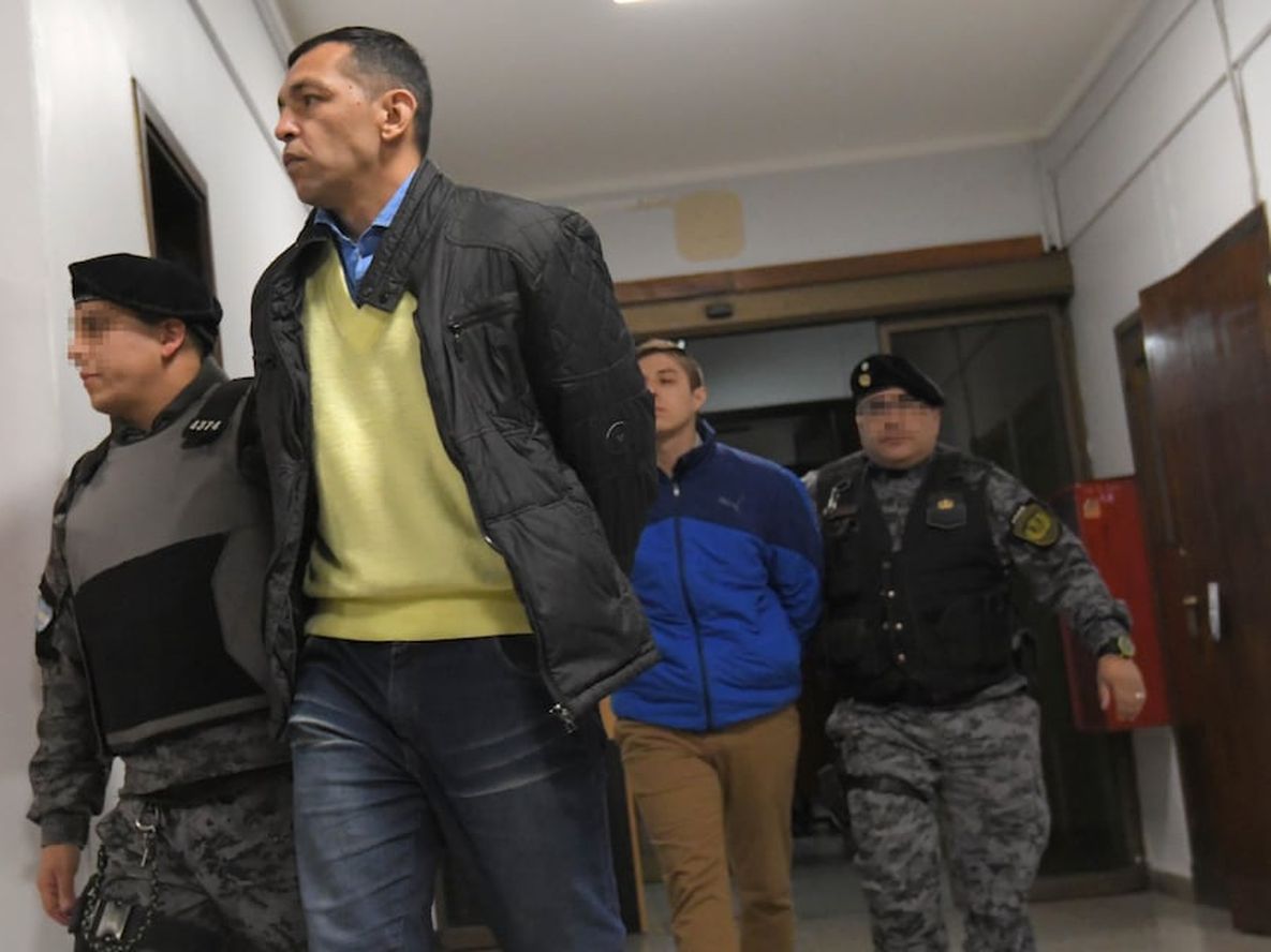 En el juicio. Adelante, Abel Yáñez, y atrás, Mariano Gutiérrez, durante el debate del 2017 en los tribunales provinciales. Orlando Pelichotti / Los Andes