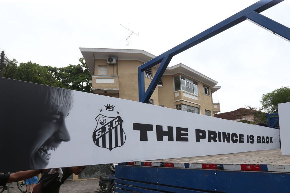 Un cartel de bienvenida para el delantero brasileño Neymar en el estadio Vila Belmiro. Foto: EFE