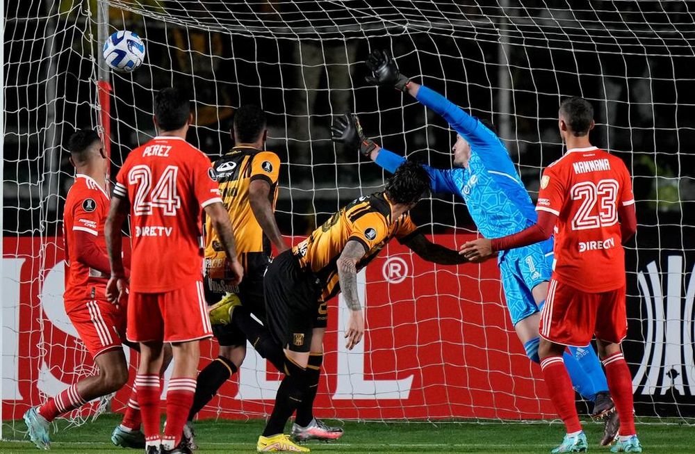 Castillo acaba de conectar de cabeza para poner el tercer gol The Strongest en el inicio de la Copa ante River (AP)